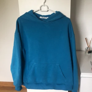 Oversized hoodie från NAKD - Väldigt oversized hoodie från NAKD i fint skick 💕köpare står för frakt å betalning sker via swish 