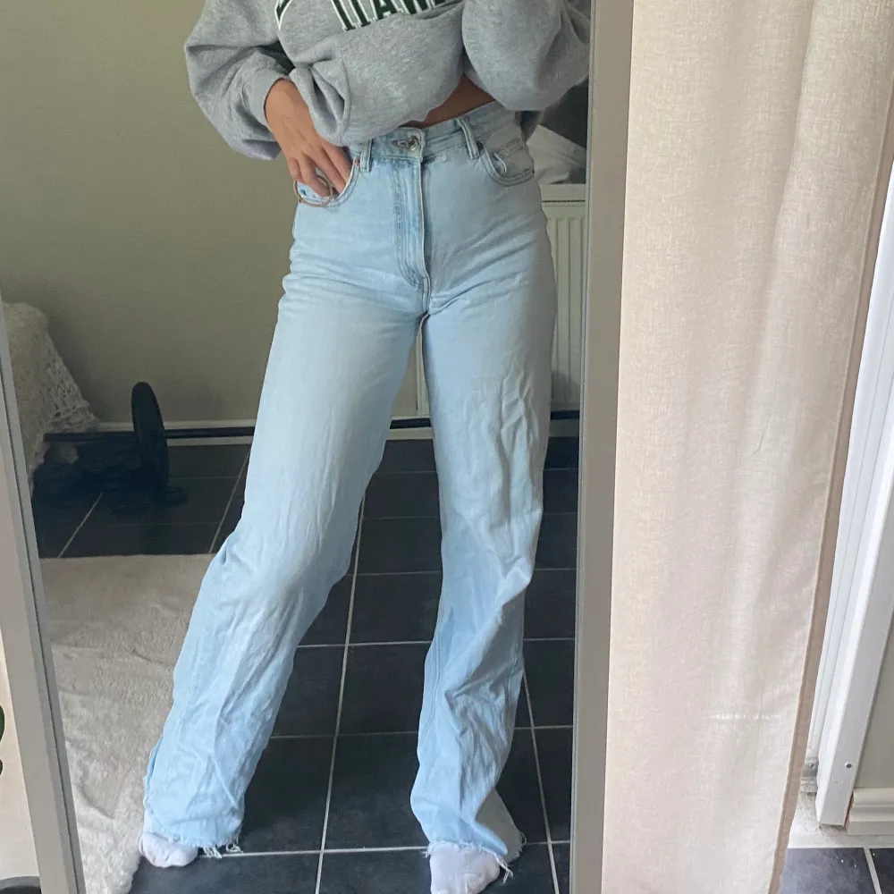 Zara jeans som tyvärr inte kommer till användning längre 🥰. Jeans & Byxor.