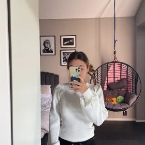 Långärmad  - Jättefin långärmad fin tröja som går att både klä upp och ner från en butik i Italien. Tröjan är aldrig använd då armarna är för långa för mig!