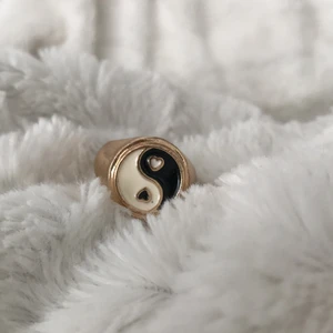 Ring -  ☯️ ring som jag inte andvänder längre lite sliten bakifrån, kom priv för fler bilder❤️.