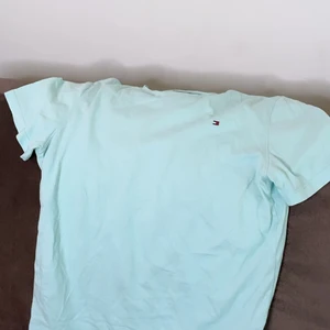 Tommy Hilfiger T-Shirt  - Tror alla håller med om att detta är en underbar färg. Fick tröjan i somras och har använts några gånger, vilket tyder på att den är i bra skick. Nypris tror jag är cirka 300 kr, säljer den för 100 kr. Storlek: M, känns även som M 
