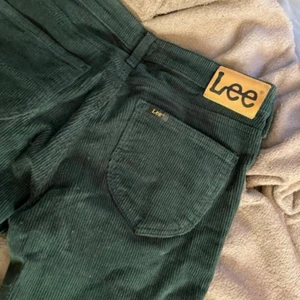 Lee Manchester byxor - Manchester byxor i en snygg grön färg, strl 34