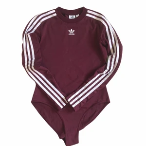 Adidas originals vinröd body  - Jättefin body med knäppning nedtill från adidas originals. Knappt använd då den är för liten för mig.