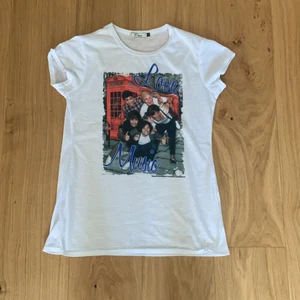 One direction tröja - Säljer denna one direction tröja. Det står att det är L men den är typ S/M. Säljer på grund av att den är för liten. Den är ganska genomskinlig men den är jätte fin. Köparen står för frakt✨