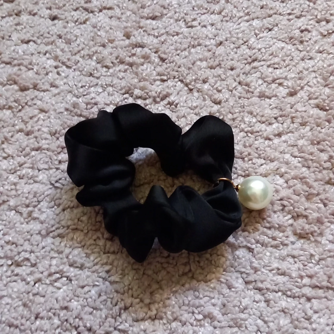 Svart scrunchie