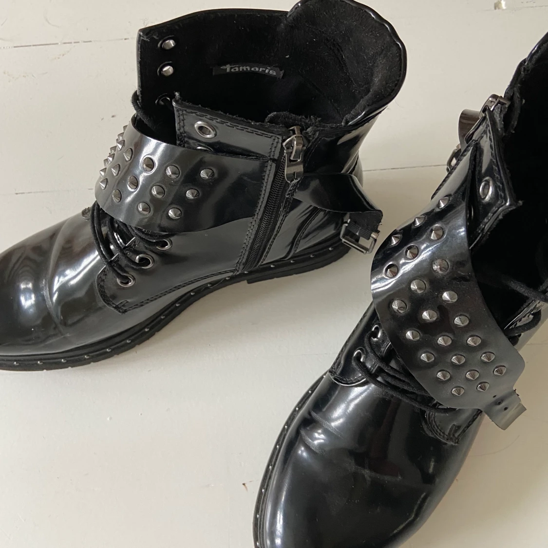 Kängor med nitdetaljer - 90