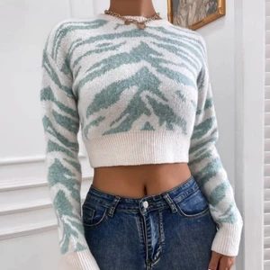 Stickad tröja - Jätte fin stickad tröja i zebra mönster! Jätte bra skick knappt använd💕 den är i storlek S men jag är 158 cm lång så den är lite stor på mig😊 (om ni undrar varför jag har raderat så många kommentarer så var det en person som spammade mitt kommentarsfält) buda bara om du är säker på att köpa!!❤️