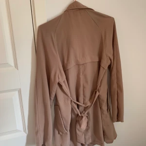 Beige kappa - Säljer min beiga kappa ifrån bikbok, knappt använd men har ingen användning för den längre tyvärr då jag har två liknande 