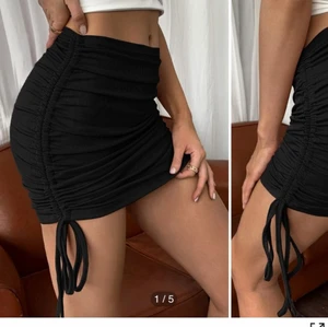 Svart kjol - En svart kjol, med snörning på endast ena sidan. Bra skick. 