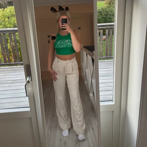 Linnebyxor - Beige linnebyxor från Nelly i modellen loose linen pants i storlek 34. Nypris 549kr mitt 200kr. Använd cirka 2 ggr då jag insåg att det inte riktigt är min stil. Jag är 167 och dem går nedan för mina fötter.