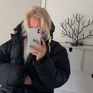 Fjällräven jacka  - Säljer min svarta fjällräven jacka då den aldrig kommer till användning, i super bra skick som ny och väldigt skön och varm till vintern. 