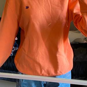 En skön orange sweatshirt från champion<3
