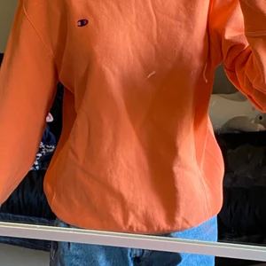 Champion sweatshirt  - En skön orange sweatshirt från champion<3