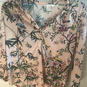 Blommig skjorta - Fin blommig skjorta i fint skick, stl XS, 30 kr + frakt <3