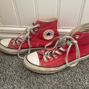 Converse - Säljer nu mina röda converse i storlek 39,5💕 bra skick💕 säljer då dom är för stora för mig tyvärr. Kontakta för fler bilder eller info