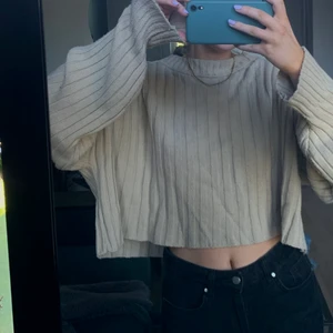 Beige stickad oversize tröja - Oversized stickad tröja, frakt ingår i priset!