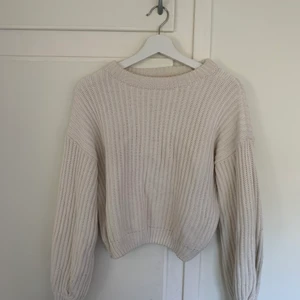 Vit stickad tröja - Mysig tröja från NA-KD! Tröjan är sparsamt använd och fin kvalitet! Den är i storlek L men väldigt liten så passar mer som S eller M
