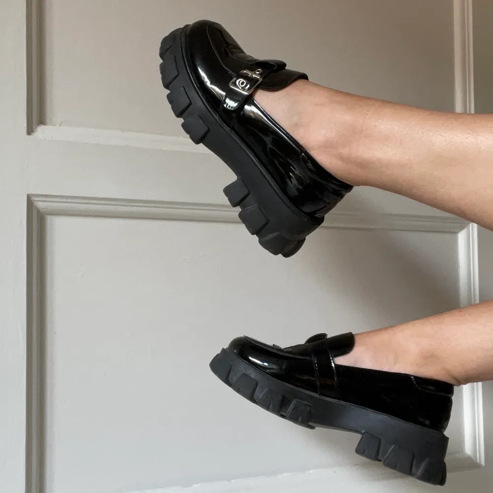 Så fina loafers! Bara använda ett fåtal gånger pga för små🥺 storlek 39 men små, så passar bättre på 38❣️. Skor.