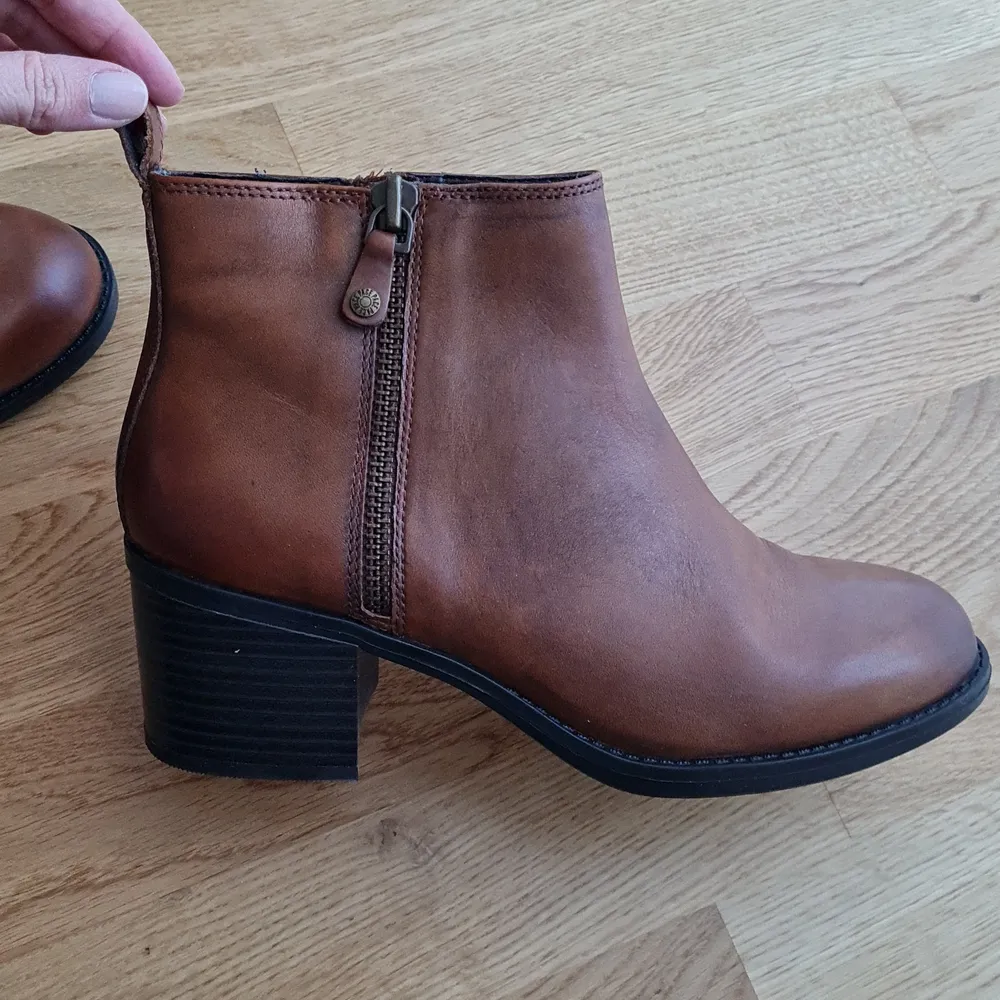 Brown boots from Pace in perfect condition. Size 40 but I norammy wear a size 39 so the fit is a bit small.. Skor.
