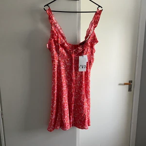 Klänning zara - Säljer då jag inte har kvar kvitto, aldrig använd. Frakt ingår inte