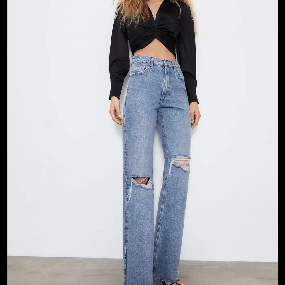Säljer mina oanvända zara jeans i storlek 36. De är verkligen superfina och sitter bra på rumpan men behöver tyvärr sälja dem då de är för stora🥰. Jeans & Byxor.