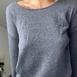 Glittrig tröja - Snygg glittrig tröja ! Perfekt till vardags och fest🎊skulle säga en small