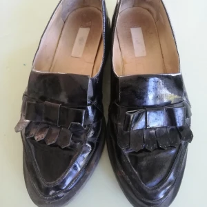 Lackskor - Fina lackskor. Begagnade och en lite trasig sula som syns på bilden. 