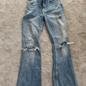Så snygga bershka jeans!  - Säljer nu mina älskade bershka jeans i toppskick, passar alla storlekar från 34-40 beroende på hur tajt man vill att de ska sitta!🥰