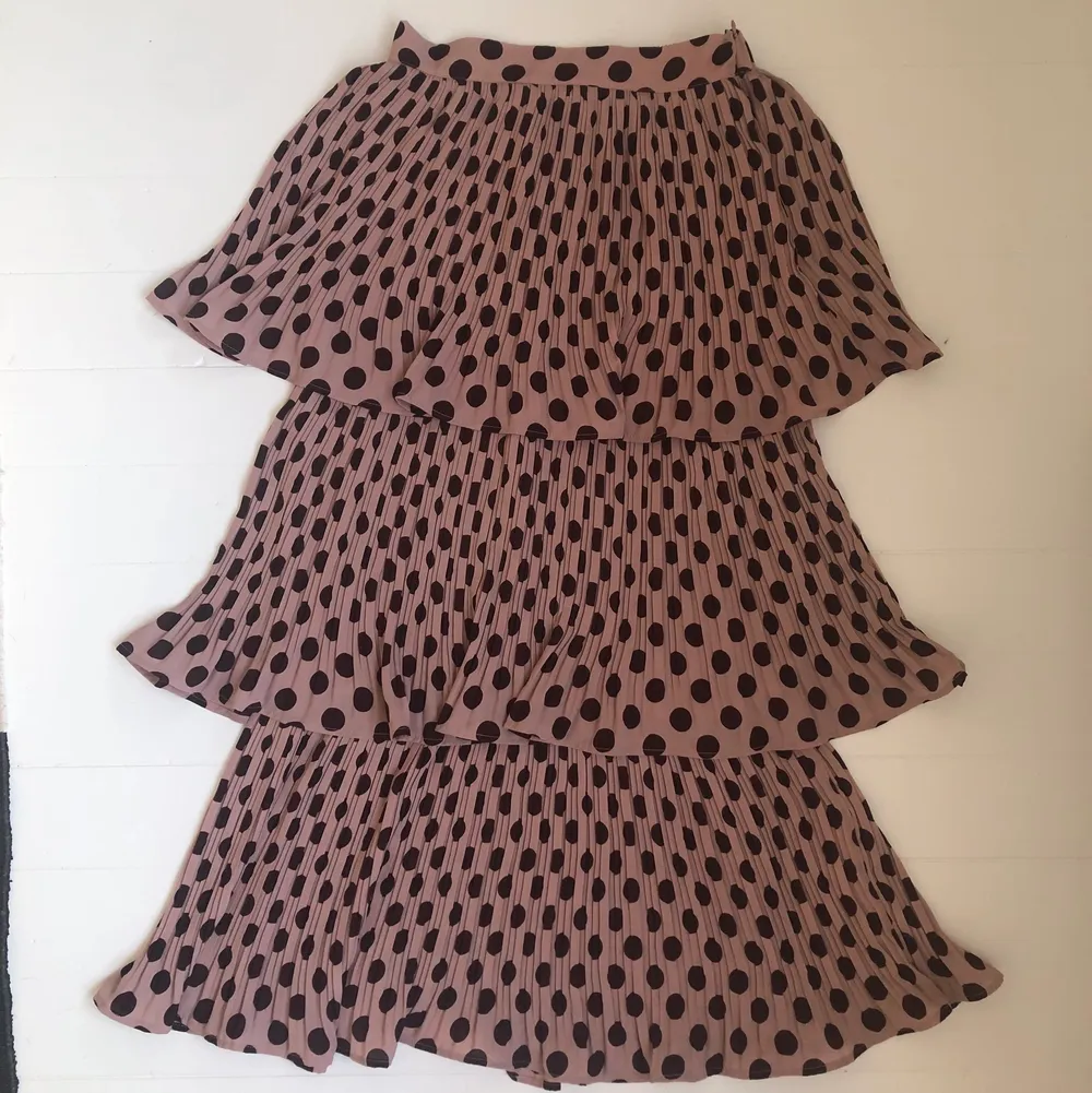 Asball kjol från en butik i Spanien. Aldrig använd och därmed finns lappen kvar. Jättecool men tyvärr används den ej.. Kjolar.