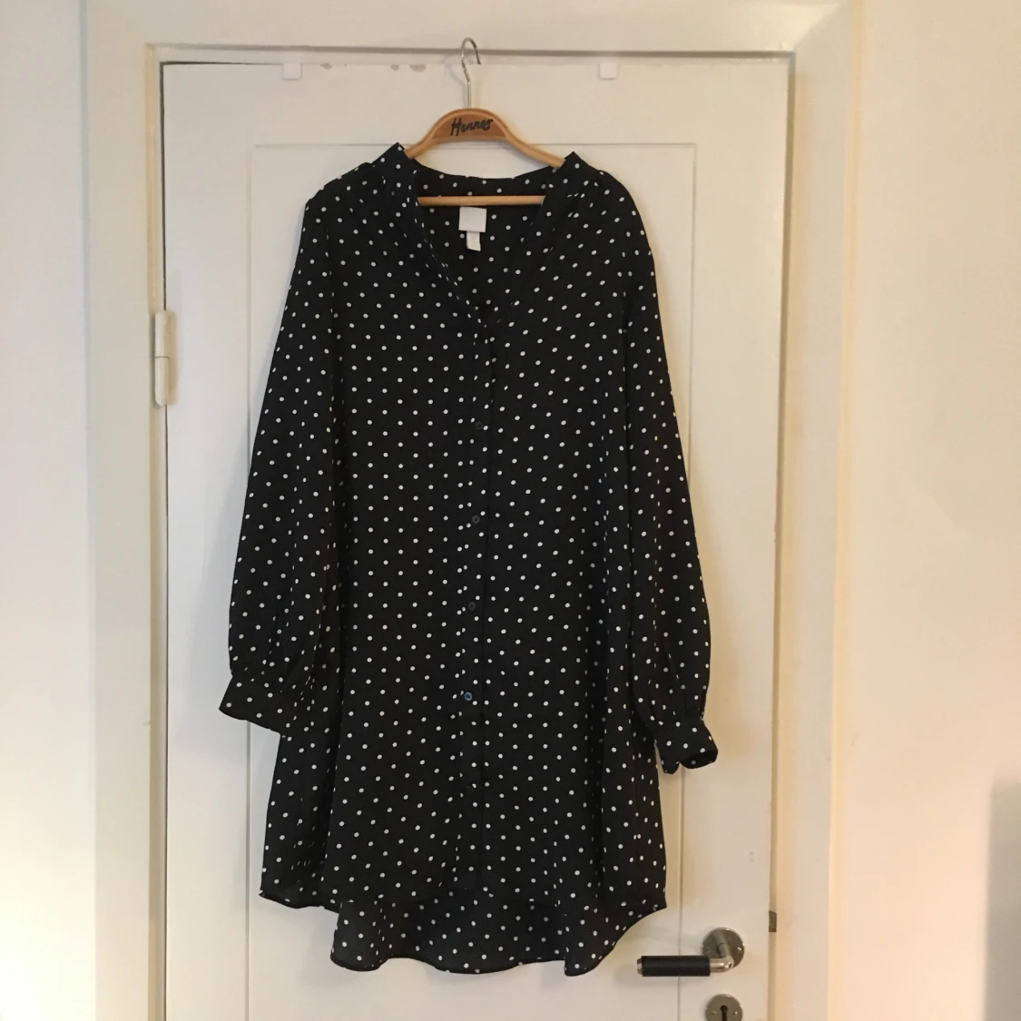 Prickig klänning från H&M  - 90