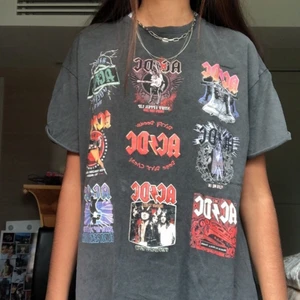 ACDC tshirt - As ball acdc tshirt som ja köpte när jag va i Prag. Den sitter oversiced och är i utmärkt skick. T-shirten är i storlek XS men sitter som s/m på mig! 