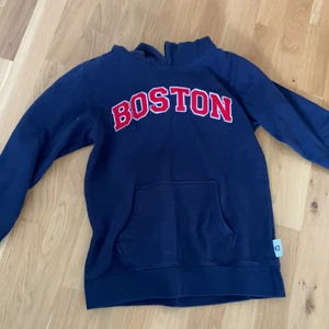 Boston hoodie xs - Hoodie köpt i boston, barnstorleken 14-16 år men passar en xs vuxen! Superfin ❤️