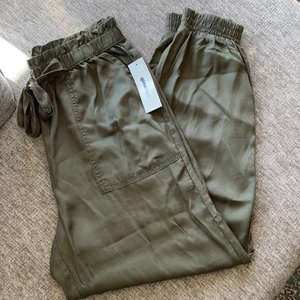 Byxa från Gina Tricot stl 40 - Sköna byxor i tunnare tyg