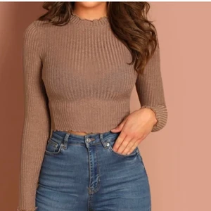 Långärmad topp - Hej! Säljer denna tröjan som jag knappt använt och därför är den i nyskick! Storlek L men passar mig perfekt som är i Storlek M, säljer för endast 20kr 🥰