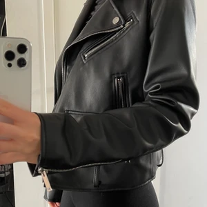 Svart Zara skinnjacka - Svart skinnjacka från Zara (inte äkta skinn). Storlek XS!