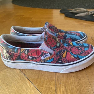 Vans x marvel slip on - Säljer mina fina spiderman sneakers från vans! Dessa är sjukt snygga och unika, vet inte om de säljs längre. Buda!! 🖤