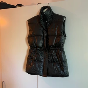 H&M väst  - Säljer min väst från H&M, aldrig använd!