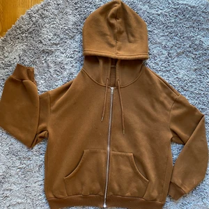 Brun Shein hoodie - En brun hoodie från Shein, på den första bilden får man se original färgen. Den är i bra skick men dock så är dragkedjan lite hackig och kan haka upp sig ibland men det är inget problem som jag tänkt på mycket när jag använt den !! Skriv till mig om ni vill ha fler bilder eller har frågor💕💕