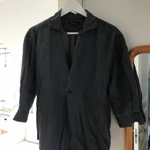 Snygg mörkgrå skjorta från Zara - Fint skick! Endast använt 2 gånger.