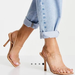 Public desire sandaler - Aldrig använda så i nyskick. Passformen är wide fit, så tyvärr för stora för mig.