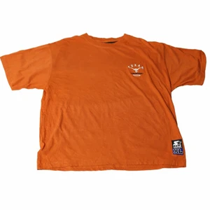 Texas Longhorn - Vintage T-shirt - En sjukt fet mörkgrå t-shirt som är den perfekta för dig som gillar en oversized stil och gillar dina kläder färgglada! Från ett känt college och deras lag som ligger i Texas. Den är thriftad på valeries clothing (LA)