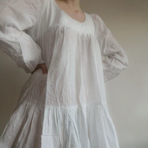 Vit kort klänning 🕊️🐔🐑 - Vit kort klänning. Jätte puffig man känner sig som ett moln i den.☁️☁️