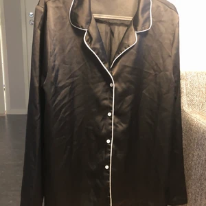 Silkes shorta svart str M  - Svart silkes shorta från Ginaticot i M. Sparsamt använd. Köpare står för frak (kan mötas upp i Lund) 🙂