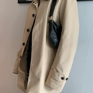 Beige kappa  - Jättefin beige kappa som är relativt rejäl och tjockare än exempelvis en trenchcoat. Skulle säga att det är en L, men passar också S och M då den sitter fin som oversized. Fråga gärna om du undrar något speciellt! 💓