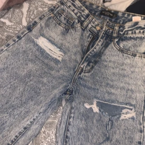 Raka jeans  - Raka jeans med hål oxh slits från prettylittleting. As snygga men passar it mig. Aldorg använda helt som nya. Kan skcika bild på osv om man vill. Köpt för 37 pund dvs ca 425 kr. Pris kan diskuteras 