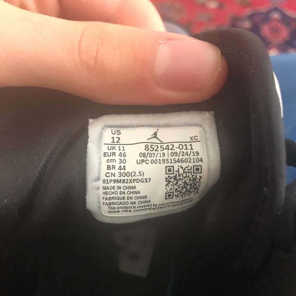 Nike air Jordan 1 mid satin grey storlek 46, köpt på Zalando för 1500kr condition 7/10. Skor.