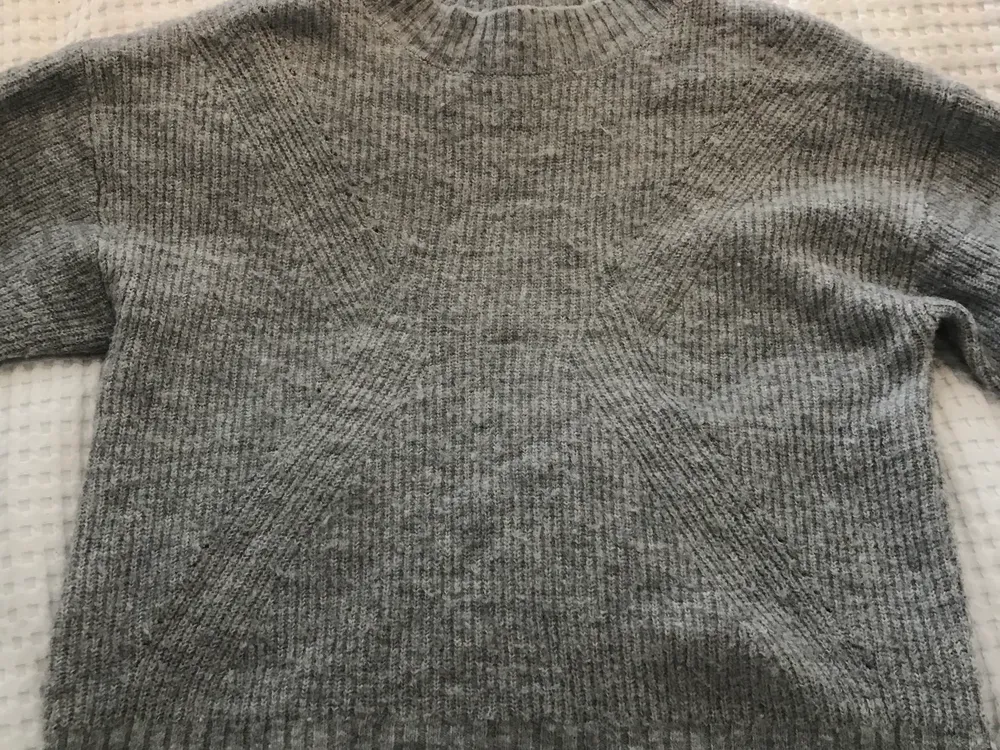 Mysig varm tröja i storlek 146-152 den är lite för liten för mig så den är passar inte jättebra. Jag har aldrig använt den så mycket så jag tänker att någon annan kanske hellre vill ha den. . Stickat.
