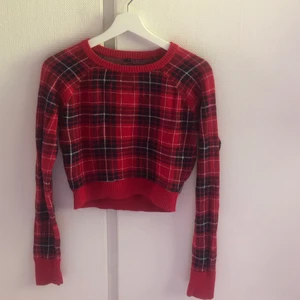 Tröja - En jätte mysig tröja med en lite cropad fit. Den är köpt från beyond retro och är i bra skick.