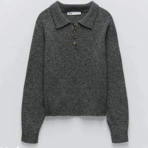 Säljer nu en såååå fin stickad tröja från Zara!! Perfekt nu till hösten! Står att det är M men skulle säga att storleken är mellan XS- M. 😉Frakt ingår inte:) ¡FÖRST TILL KVARN!