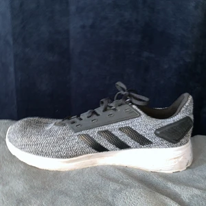 Adidas skor - Säljer adidas skor för små för mig använt några gånger ba 